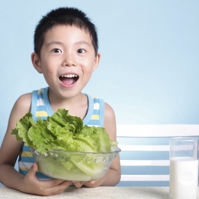 Trẻ suy dinh dưỡng khác còi xương thế nào