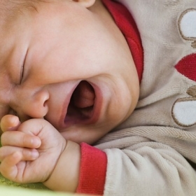 Vì sao trẻ sơ sinh khóc nhiều và cách dỗ bé nín khóc hiệu quả