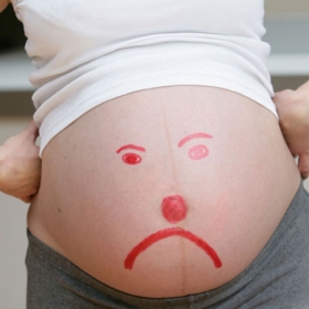 Mang thai ra máu đỏ tươi - Dấu hiệu nguy hiểm mẹ cần biết